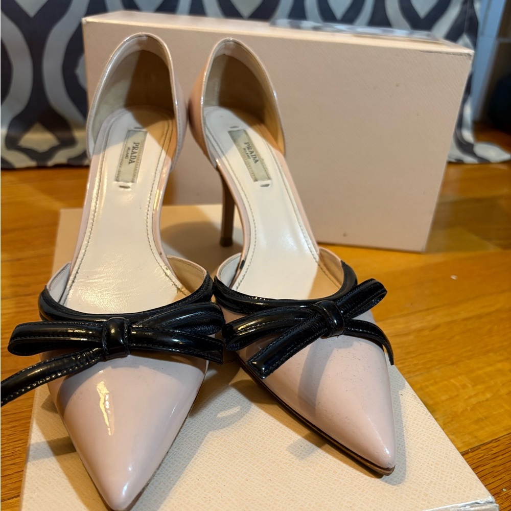 Prada Vernice Bicolor Pumps – Cipria/Nero Size 8.5 / 38.5